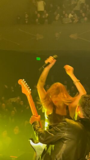 Sergio Lagos Instagram - Lo prometido es deuda!  Aquí @wearethegrand  junto a @nicolemusica  interpretan “Paraíso” 

@mojobookingcl @teatrooriente @leonlagos_  @comunidadnicole @lavalerioseco ⭐️⭐️⭐️⭐️⭐️⭐️⭐️⭐️❤️