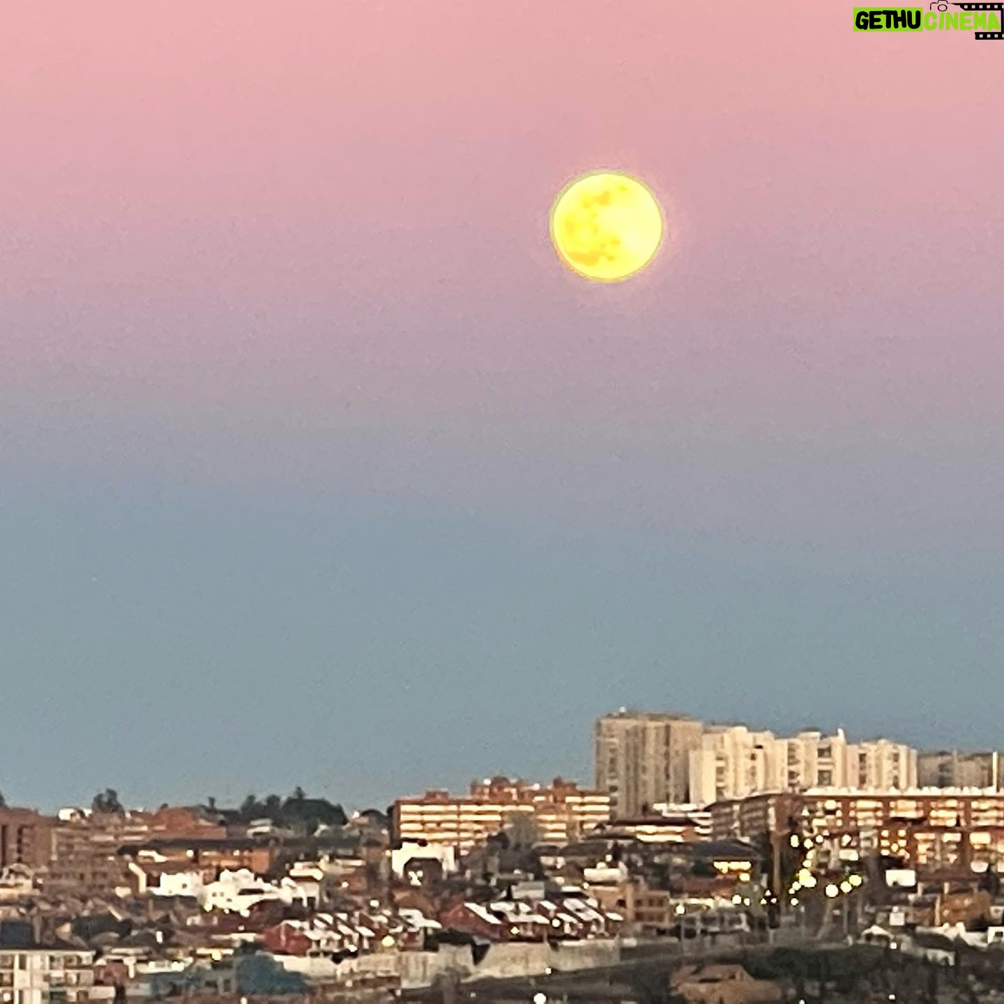 Sergio Mur - 3 Likes - Ver con la imaginación, verse en los demás para pensarse.
Luna de Madrid.
I N V I E R N O.