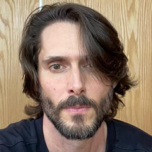Sergio Mur Instagram - Me escondí tan bien que cuando quise darme cuenta, había perdido las llaves de la habitación del niño que fui.
________________

“Tratando de encontrar el camino en la bruma.
…

Tú, tu orgullo y tu rabia haciendo tan difícil esta vida tan dura”

Arde Bogotá 🎵