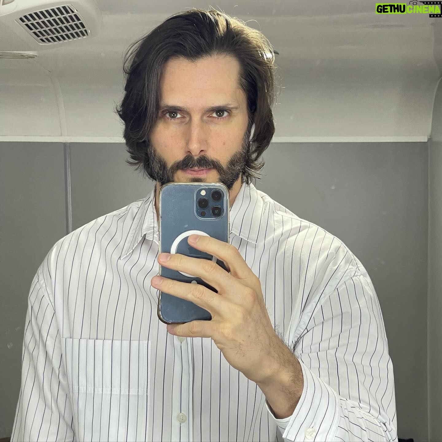 Sergio Mur - 3 Likes - A veces la combinación espacio-temporal de campers o camerinos, esperas eternas, vanidad y fanfarronería (pecados existenciales de esta red social), reunidos bajo el uso de un arma ejecutora como es mi celular, traen consigo resultados infructuosos de los que uno no puede enorgullecerse o selfies sin sentido y en definitiva, publicaciones innecesarias. Retratos de la vacuidad, podríamos denominarlos (tómese todo esto con humor)
Cumpliendo los 3 meses en la CDMX, donde estuve grabando un nuevo proyecto, con el que ya llegamos a término (última semana de grabación), se ha viajado por México, se ha disfrutado, se ha aprendido y estoy muy contento y agradecido.