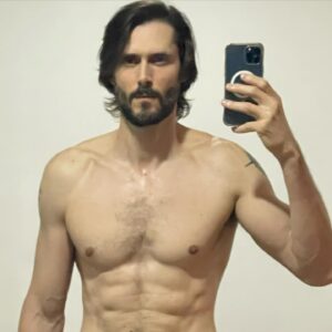 Sergio Mur Instagram - A veces la combinación espacio-temporal de campers o camerinos, esperas eternas, vanidad y fanfarronería (pecados existenciales de esta red social), reunidos bajo el uso de un arma ejecutora como es mi celular, traen consigo resultados infructuosos de los que uno no puede enorgullecerse o selfies sin sentido y en definitiva, publicaciones innecesarias. Retratos de la vacuidad, podríamos denominarlos (tómese todo esto con humor)
Cumpliendo los 3 meses en la CDMX, donde estuve grabando un nuevo proyecto, con el que ya llegamos a término (última semana de grabación), se ha viajado por México, se ha disfrutado, se ha aprendido y estoy muy contento y agradecido.