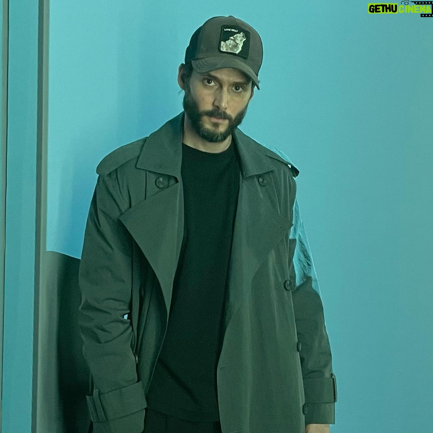Sergio Mur - 3 Likes - Un cartel luminoso rezaba “La belleza que te enciende” y yo pensaba, ¡claro! No hay otro camino honesto que merezca la pena que el que te enciende, el que estimula o te erotiza. Los que me conocen saben de lo que estoy hablando.
Había mucha belleza y profundidad en lo que nos ha presentado @adolfodominguezofficial hoy en @mataderomadrid 👏🏻👏🏻👏🏻