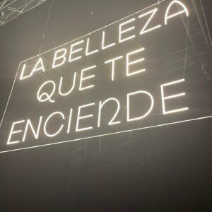 Sergio Mur Instagram - Un cartel luminoso rezaba “La belleza que te enciende” y yo pensaba, ¡claro! No hay otro camino honesto que merezca la pena que el que te enciende, el que estimula o te erotiza. Los que me conocen saben de lo que estoy hablando.
Había mucha belleza y profundidad en lo que nos ha presentado @adolfodominguezofficial hoy en @mataderomadrid 👏🏻👏🏻👏🏻