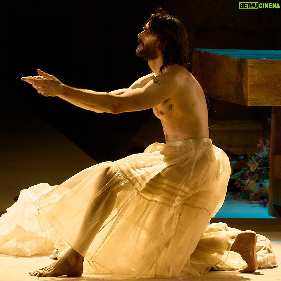 Sergio Mur - 3 Likes - Me despido del @festivaldemerida con el alma henchida con la energía y el amor que hemos recibido de un público generoso, maravilloso que nos ha dejado saber puesto en pie con su aplauso rotundo y sus bravos y silbidos, lo mucho que han disfrutado durante las 10 noches que sobre el teatro romano hemos representado SALOMÉ, escrita y dirigida por @maguimira ❤️
Un regalo de vida este Sirio y esta posibilidad de disfrutar de un lugar sagrado y mágico como el que he tenido el placer de pisar y gozar cada noche.
Besé lo dos terceros escalones (uno no sabe si se cuenta de abajo/arriba o al revés) de la valva regia, tal y como me aconsejó @oayusob ,por si los hados del teatro desean que regrese, que así sea. 🧡
Fotografía de @juanjomolinaphotographer