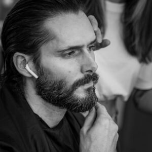 Sergio Mur Instagram - @inakimiramon nos comparte unas fotos fantásticas que ha venido haciendo desde que iniciamos esta aventura de la 12ª temporada y temporada final de @amaresparasiempre 
Sin duda una temporada muy especial, algo que sentí emocionado el día en que nos juntaron para darnos la bienvenida a la mayoría de los actores y gran parte del equipo técnico, dirección y producción; alguna de las fotos de Iñaki que “posteo” son de ese día.
Escuchar a @jaumebanacolocha y @_eduardocasanova o también a  @joseantoniosayagues  o @itziar_miranda hablar de lo que ha significado esta serie en sus vidas me pareció conmovedor, allí sentado en la mítica Plaza de los Frutos, uno entiende que esta gente ha hecho algo que es ya historia de la televisión en España.
@antena3com @atresmediacom @diagonaltelevisio 
❤️