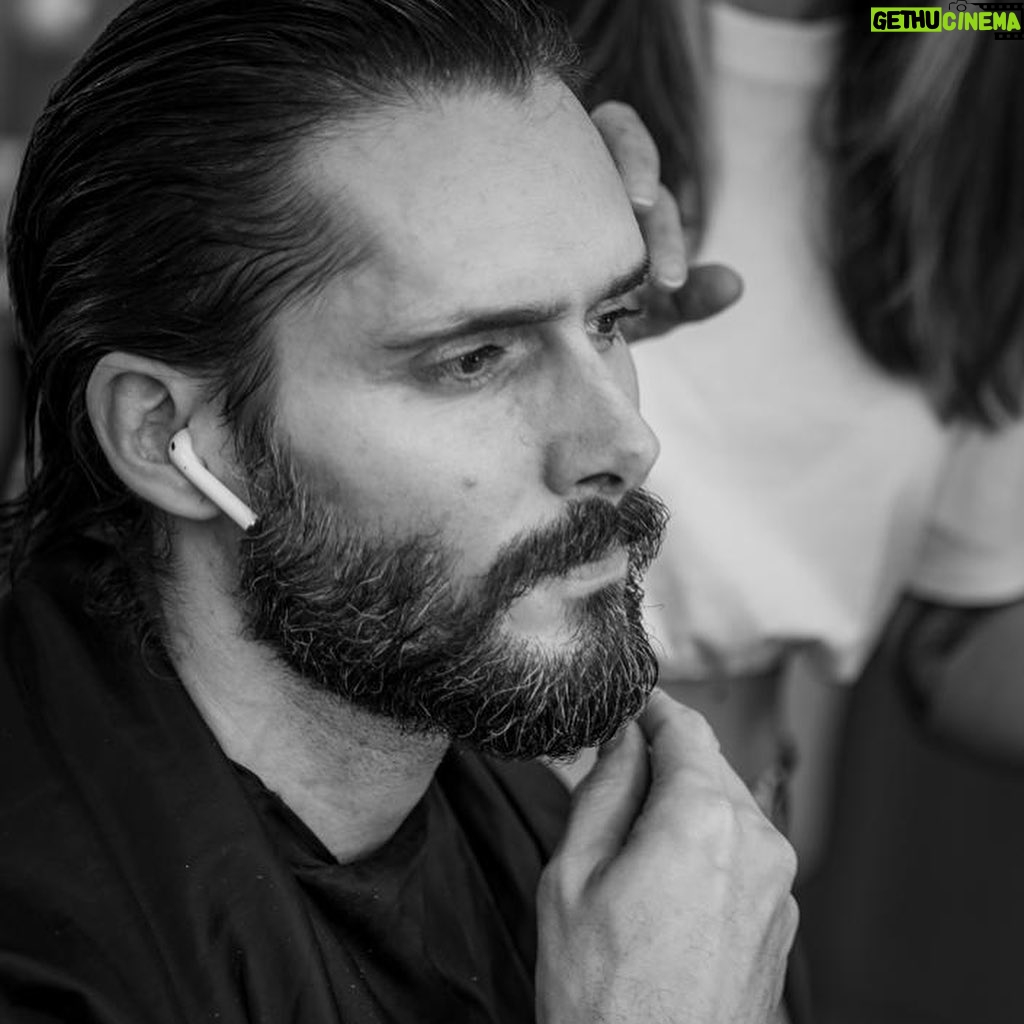 Sergio Mur - 3 Likes - @inakimiramon nos comparte unas fotos fantásticas que ha venido haciendo desde que iniciamos esta aventura de la 12ª temporada y temporada final de @amaresparasiempre
Sin duda una temporada muy especial, algo que sentí emocionado el día en que nos juntaron para darnos la bienvenida a la mayoría de los actores y gran parte del equipo técnico, dirección y producción; alguna de las fotos de Iñaki que “posteo” son de ese día.
Escuchar a @jaumebanacolocha y @_eduardocasanova o también a @joseantoniosayagues o @itziar_miranda hablar de lo que ha significado esta serie en sus vidas me pareció conmovedor, allí sentado en la mítica Plaza de los Frutos, uno entiende que esta gente ha hecho algo que es ya historia de la televisión en España.
@antena3com @atresmediacom @diagonaltelevisio
❤️