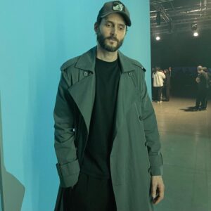 Sergio Mur Instagram - Un cartel luminoso rezaba “La belleza que te enciende” y yo pensaba, ¡claro! No hay otro camino honesto que merezca la pena que el que te enciende, el que estimula o te erotiza. Los que me conocen saben de lo que estoy hablando.
Había mucha belleza y profundidad en lo que nos ha presentado @adolfodominguezofficial hoy en @mataderomadrid 👏🏻👏🏻👏🏻
