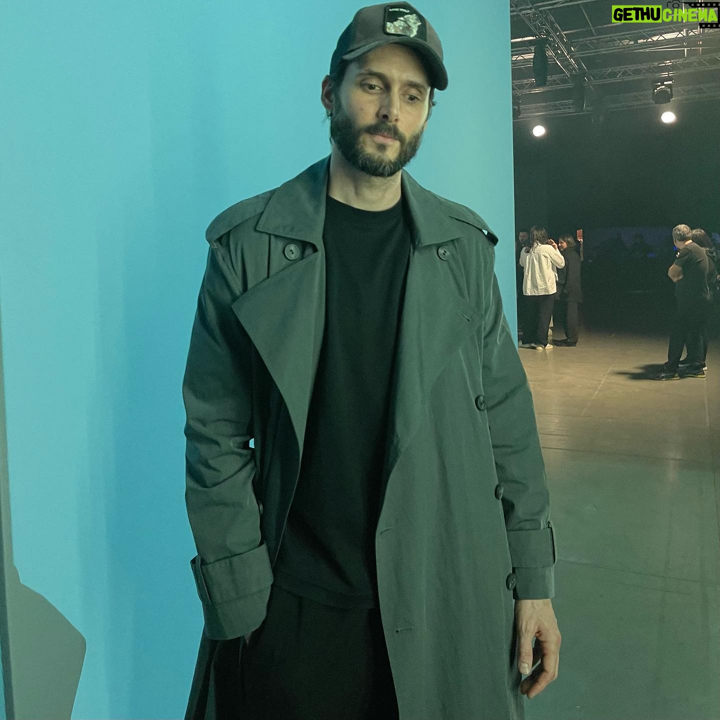 Sergio Mur - 3 Likes - Un cartel luminoso rezaba “La belleza que te enciende” y yo pensaba, ¡claro! No hay otro camino honesto que merezca la pena que el que te enciende, el que estimula o te erotiza. Los que me conocen saben de lo que estoy hablando.
Había mucha belleza y profundidad en lo que nos ha presentado @adolfodominguezofficial hoy en @mataderomadrid 👏🏻👏🏻👏🏻