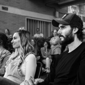 Sergio Mur Instagram - @inakimiramon nos comparte unas fotos fantásticas que ha venido haciendo desde que iniciamos esta aventura de la 12ª temporada y temporada final de @amaresparasiempre 
Sin duda una temporada muy especial, algo que sentí emocionado el día en que nos juntaron para darnos la bienvenida a la mayoría de los actores y gran parte del equipo técnico, dirección y producción; alguna de las fotos de Iñaki que “posteo” son de ese día.
Escuchar a @jaumebanacolocha y @_eduardocasanova o también a  @joseantoniosayagues  o @itziar_miranda hablar de lo que ha significado esta serie en sus vidas me pareció conmovedor, allí sentado en la mítica Plaza de los Frutos, uno entiende que esta gente ha hecho algo que es ya historia de la televisión en España.
@antena3com @atresmediacom @diagonaltelevisio 
❤️