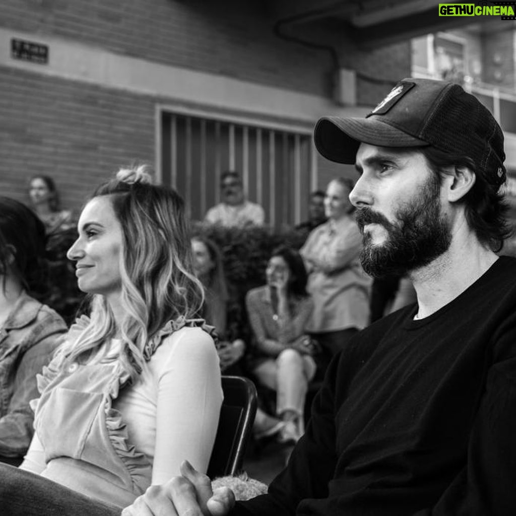 Sergio Mur - 3 Likes - @inakimiramon nos comparte unas fotos fantásticas que ha venido haciendo desde que iniciamos esta aventura de la 12ª temporada y temporada final de @amaresparasiempre
Sin duda una temporada muy especial, algo que sentí emocionado el día en que nos juntaron para darnos la bienvenida a la mayoría de los actores y gran parte del equipo técnico, dirección y producción; alguna de las fotos de Iñaki que “posteo” son de ese día.
Escuchar a @jaumebanacolocha y @_eduardocasanova o también a @joseantoniosayagues o @itziar_miranda hablar de lo que ha significado esta serie en sus vidas me pareció conmovedor, allí sentado en la mítica Plaza de los Frutos, uno entiende que esta gente ha hecho algo que es ya historia de la televisión en España.
@antena3com @atresmediacom @diagonaltelevisio
❤️