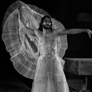 Sergio Mur Instagram - “La Luna se ríe…está empezando a enrojecer de vergüenza” Sirio.

SALOMÉ 
@festivaldemerida @pentacionespectaculos @maguimira 

Con el cartel de NO HAY LOCALIDADES vamos hoy por la penúltima de las representaciones en este templo sagrado del teatro que es el teatro romano de Mérida y uno bien podría pensar que debe haber pocos lugares así en el Mundo,  en donde poder hacer teatro y recoger el testigo a través de los años. Un testigo que pasa de mano en mano de contadores de historias en contadores de historias, historias sobre la condición humana. Un templo del humanismo al fin y al cabo.

Muchas gracias por estas fotos @juanjomolinaphotographer