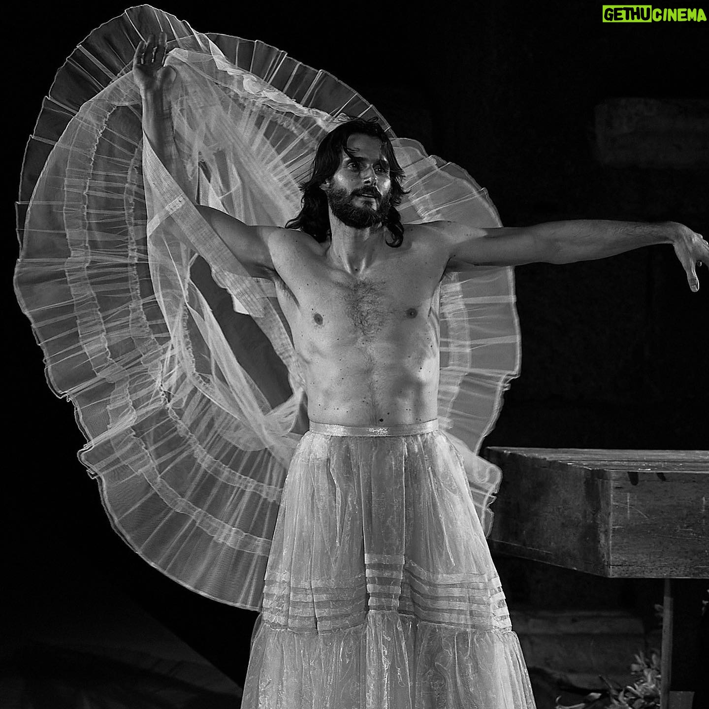 Sergio Mur - 3 Likes - “La Luna se ríe…está empezando a enrojecer de vergüenza” Sirio.
SALOMÉ
@festivaldemerida @pentacionespectaculos @maguimira
Con el cartel de NO HAY LOCALIDADES vamos hoy por la penúltima de las representaciones en este templo sagrado del teatro que es el teatro romano de Mérida y uno bien podría pensar que debe haber pocos lugares así en el Mundo, en donde poder hacer teatro y recoger el testigo a través de los años. Un testigo que pasa de mano en mano de contadores de historias en contadores de historias, historias sobre la condición humana. Un templo del humanismo al fin y al cabo.
Muchas gracias por estas fotos @juanjomolinaphotographer