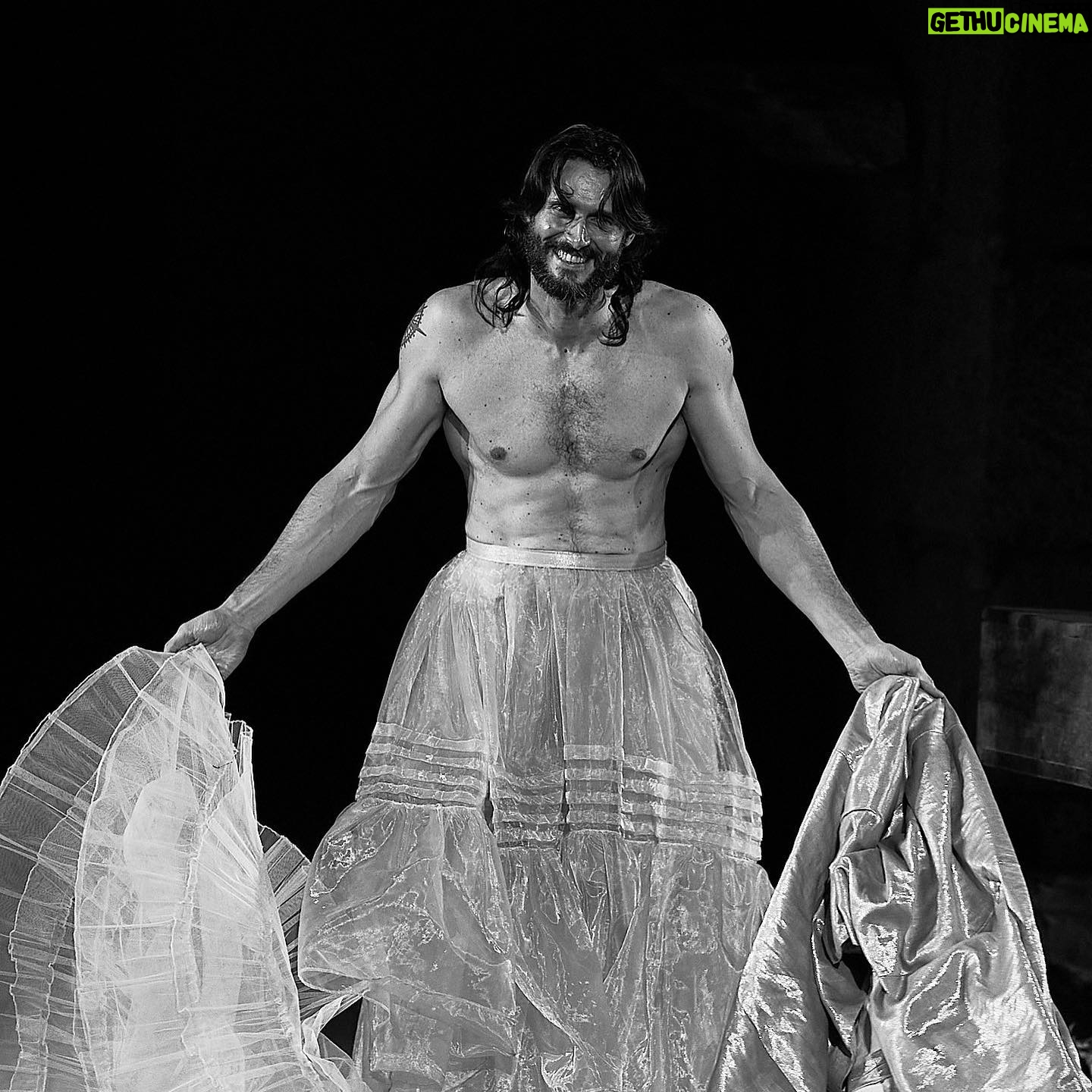 Sergio Mur - 3 Likes - “La Luna se ríe…está empezando a enrojecer de vergüenza” Sirio.
SALOMÉ
@festivaldemerida @pentacionespectaculos @maguimira
Con el cartel de NO HAY LOCALIDADES vamos hoy por la penúltima de las representaciones en este templo sagrado del teatro que es el teatro romano de Mérida y uno bien podría pensar que debe haber pocos lugares así en el Mundo, en donde poder hacer teatro y recoger el testigo a través de los años. Un testigo que pasa de mano en mano de contadores de historias en contadores de historias, historias sobre la condición humana. Un templo del humanismo al fin y al cabo.
Muchas gracias por estas fotos @juanjomolinaphotographer