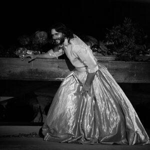 Sergio Mur Instagram - “La Luna se ríe…está empezando a enrojecer de vergüenza” Sirio.

SALOMÉ 
@festivaldemerida @pentacionespectaculos @maguimira 

Con el cartel de NO HAY LOCALIDADES vamos hoy por la penúltima de las representaciones en este templo sagrado del teatro que es el teatro romano de Mérida y uno bien podría pensar que debe haber pocos lugares así en el Mundo,  en donde poder hacer teatro y recoger el testigo a través de los años. Un testigo que pasa de mano en mano de contadores de historias en contadores de historias, historias sobre la condición humana. Un templo del humanismo al fin y al cabo.

Muchas gracias por estas fotos @juanjomolinaphotographer