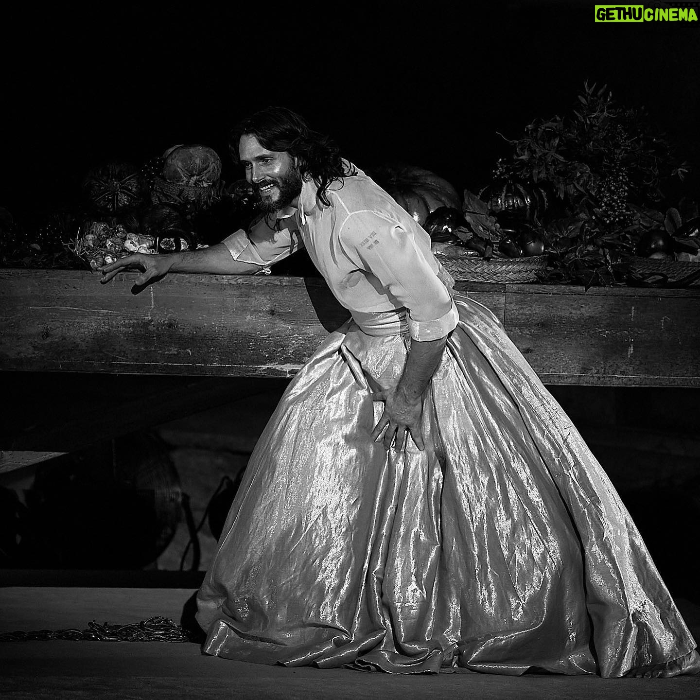 Sergio Mur - 3 Likes - “La Luna se ríe…está empezando a enrojecer de vergüenza” Sirio.
SALOMÉ
@festivaldemerida @pentacionespectaculos @maguimira
Con el cartel de NO HAY LOCALIDADES vamos hoy por la penúltima de las representaciones en este templo sagrado del teatro que es el teatro romano de Mérida y uno bien podría pensar que debe haber pocos lugares así en el Mundo, en donde poder hacer teatro y recoger el testigo a través de los años. Un testigo que pasa de mano en mano de contadores de historias en contadores de historias, historias sobre la condición humana. Un templo del humanismo al fin y al cabo.
Muchas gracias por estas fotos @juanjomolinaphotographer