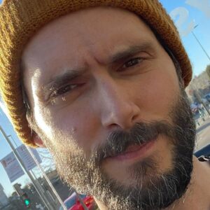 Sergio Mur Instagram - Actitud.
Manera de estar alguien dispuesto a comportarse u obrar.
Postura. Posición. Disposición. Proceder. Continente. Gesto. Porte.

A veces hace falta que se perciba.