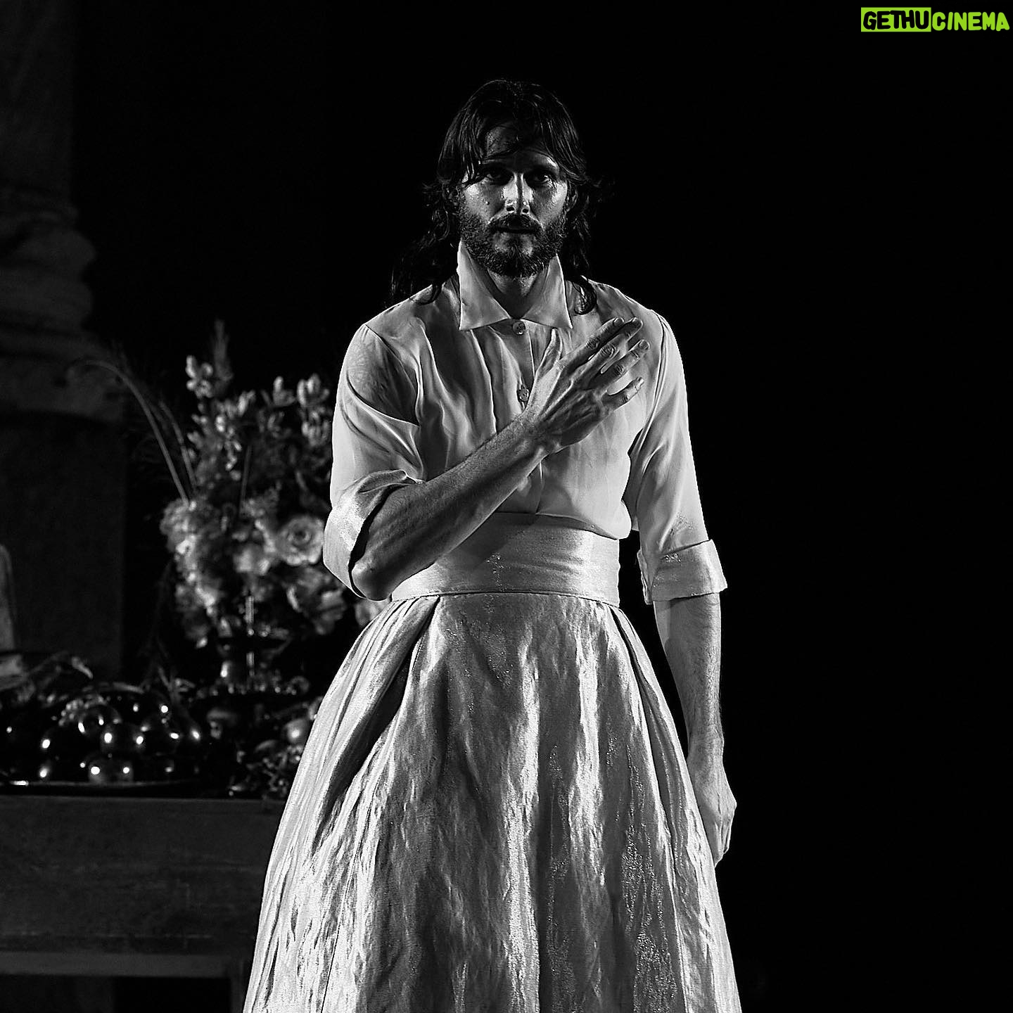 Sergio Mur - 3 Likes - “La Luna se ríe…está empezando a enrojecer de vergüenza” Sirio.
SALOMÉ
@festivaldemerida @pentacionespectaculos @maguimira
Con el cartel de NO HAY LOCALIDADES vamos hoy por la penúltima de las representaciones en este templo sagrado del teatro que es el teatro romano de Mérida y uno bien podría pensar que debe haber pocos lugares así en el Mundo, en donde poder hacer teatro y recoger el testigo a través de los años. Un testigo que pasa de mano en mano de contadores de historias en contadores de historias, historias sobre la condición humana. Un templo del humanismo al fin y al cabo.
Muchas gracias por estas fotos @juanjomolinaphotographer
