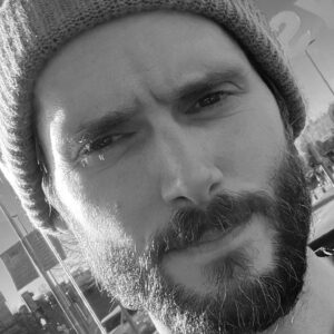 Sergio Mur Instagram - Actitud.
Manera de estar alguien dispuesto a comportarse u obrar.
Postura. Posición. Disposición. Proceder. Continente. Gesto. Porte.

A veces hace falta que se perciba.