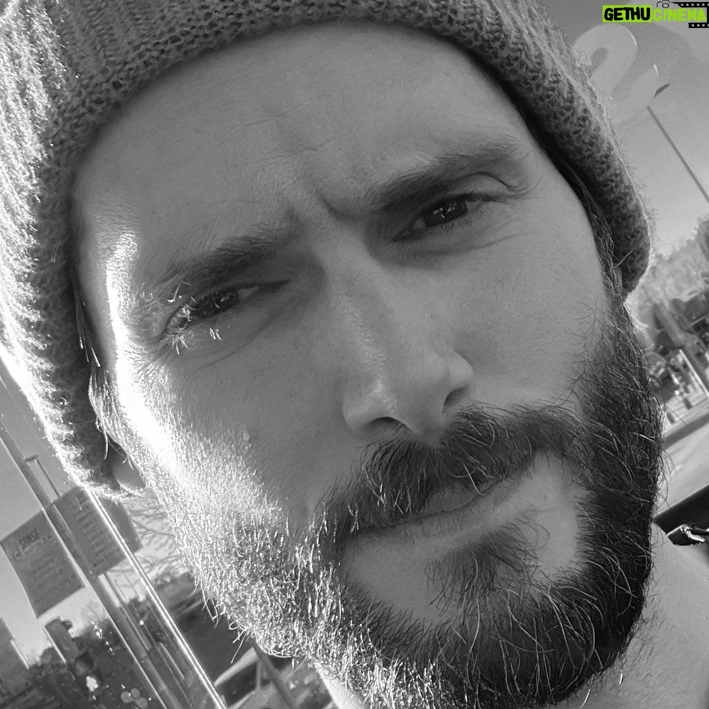 Sergio Mur - 3 Likes - Actitud.
Manera de estar alguien dispuesto a comportarse u obrar.
Postura. Posición. Disposición. Proceder. Continente. Gesto. Porte.
A veces hace falta que se perciba.