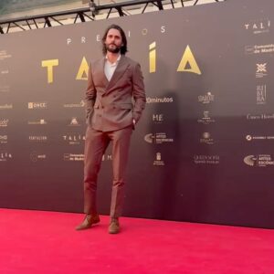 Sergio Mur Instagram - Premios Talía 2024
@academiadelasartesescenicases 
Entregador de premio.
Vestido por @mansolutely @galleryroomc 

@ramonpilaces