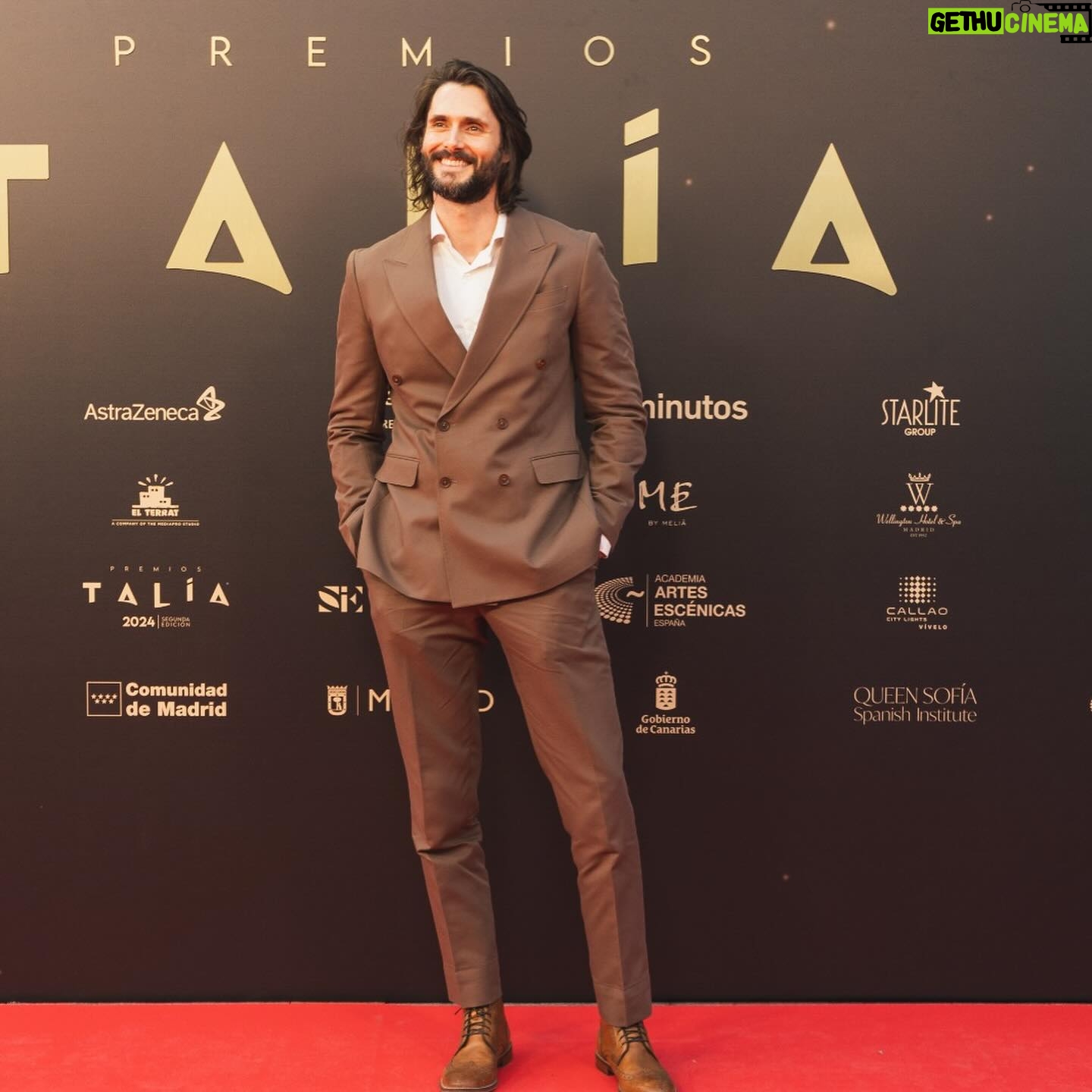 Sergio Mur - 3 Likes - Premios Talía 2024
@academiadelasartesescenicases
Entregador de premio.
Vestido por @mansolutely @galleryroomc
@ramonpilaces