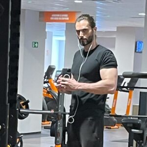 Sergio Mur Instagram - BLURRY. Ejercicio físico y cultura. Ejercicio como válvula para regular, para centrar, para respirar. Cultura, lo que me aposenta interiormente y otorga sentido a muchas cosas, me da ángulos de visión nuevos y me alimenta.
🎧 España partida en dos. Julián Casanova 👌🏻