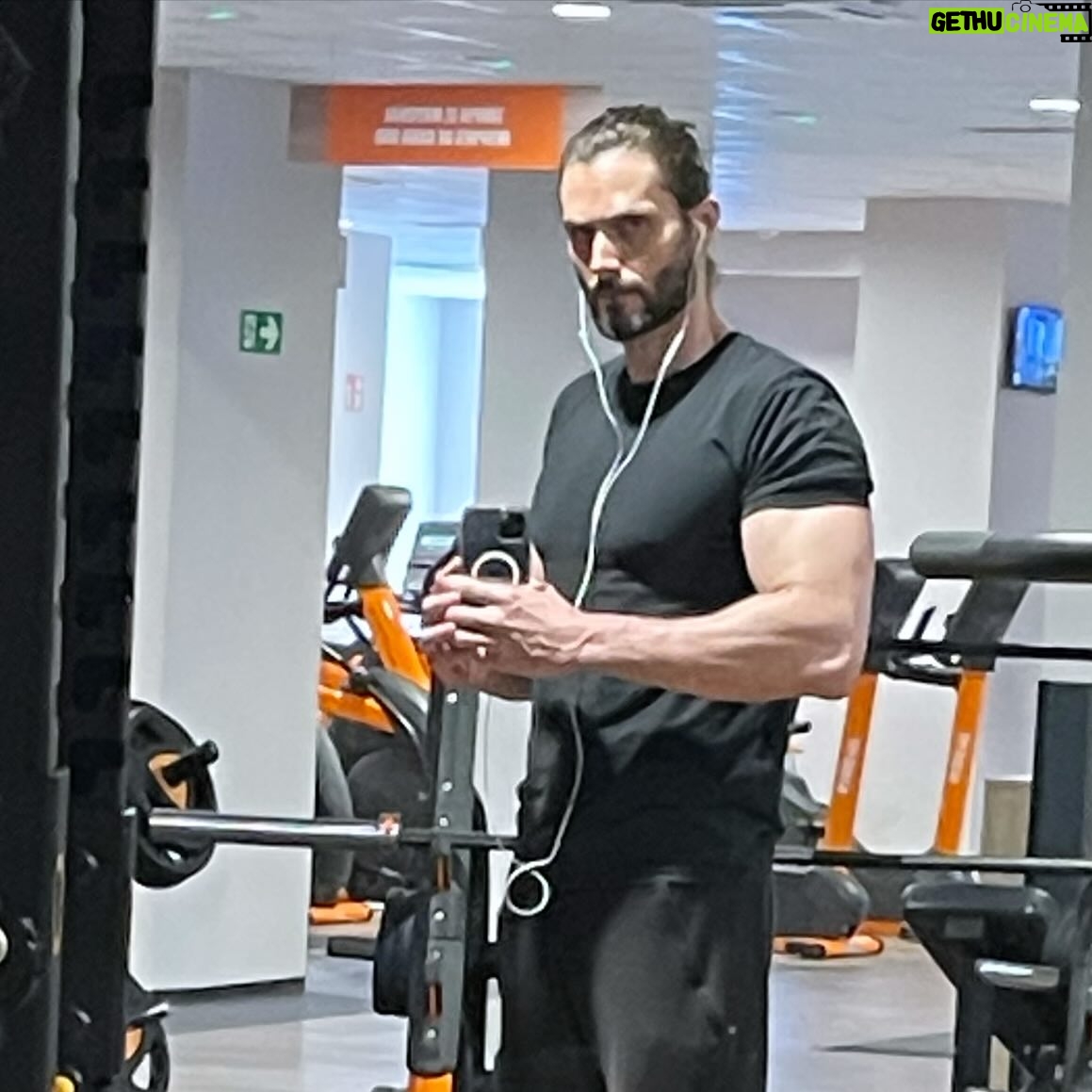 Sergio Mur - 3 Likes - BLURRY. Ejercicio físico y cultura. Ejercicio como válvula para regular, para centrar, para respirar. Cultura, lo que me aposenta interiormente y otorga sentido a muchas cosas, me da ángulos de visión nuevos y me alimenta.
🎧 España partida en dos. Julián Casanova 👌🏻