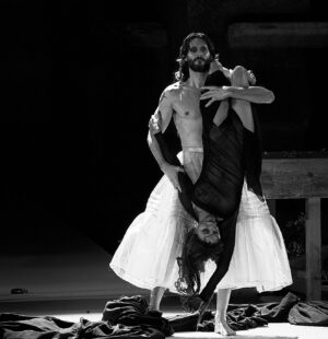 Sergio Mur Instagram - Hoy terminamos Valencia, última función en el @teatroolympia . ¡Qué bonito nos ha abrazado el público valenciano cada día con el teatro lleno! Agradecidos llegamos a la última representación, hoy fin de fiesta y después pondremos rumbo a Bilbao, el Jueves 22 de Febrero aterrizamos por cuatro días en uno de los templos del teatro en España, un lugar único, el @teatro_arriaga ¡qué lujo! Y !qué ganas! Será mi tercera vez allí, mucha suerte haber podido estar las dos veces anteriores, grandes recuerdos tanto con The Flying Circus: Los mejores sketches de los Monty Python (me estrené en el Arriaga) como de Closer de Patrick Marber, donde ya compartí tablas por primera vez con @bybelenrueda ¡Un lujo de compañera! Y un lujo volver a coincidir en esta Salomé. Os esperamos del 22 al 25 de Febrero.
SALOMÉ de @maguimira 
@pentacionespectaculos 
@cimarroj 

La foto, uno de los momentos de la función, creo yo, es de este verano pasado en pleno @festivaldemerida cuando comenzaba de alguna manera este hermoso viaje.
