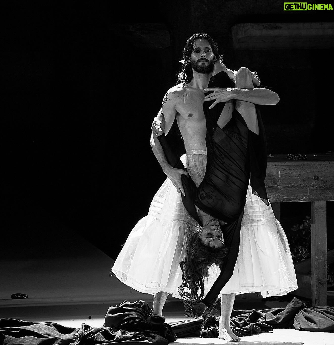 Sergio Mur - 3 Likes - Hoy terminamos Valencia, última función en el @teatroolympia . ¡Qué bonito nos ha abrazado el público valenciano cada día con el teatro lleno! Agradecidos llegamos a la última representación, hoy fin de fiesta y después pondremos rumbo a Bilbao, el Jueves 22 de Febrero aterrizamos por cuatro días en uno de los templos del teatro en España, un lugar único, el @teatro_arriaga ¡qué lujo! Y !qué ganas! Será mi tercera vez allí, mucha suerte haber podido estar las dos veces anteriores, grandes recuerdos tanto con The Flying Circus: Los mejores sketches de los Monty Python (me estrené en el Arriaga) como de Closer de Patrick Marber, donde ya compartí tablas por primera vez con @bybelenrueda ¡Un lujo de compañera! Y un lujo volver a coincidir en esta Salomé. Os esperamos del 22 al 25 de Febrero.
SALOMÉ de @maguimira
@pentacionespectaculos
@cimarroj
La foto, uno de los momentos de la función, creo yo, es de este verano pasado en pleno @festivaldemerida cuando comenzaba de alguna manera este hermoso viaje.