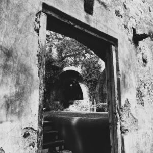 Sergio Mur Instagram - La historia escrita en piedra. Esta serie de capturas han sido tomadas entre las haciendas de Chinconcuac, construida y habitada por Martín Cortés Nezahualtecólotl, hijo de Hernán Cortés y la Malinche/Malintzin, y de San Antonio El Puente en Xochitepec, México.