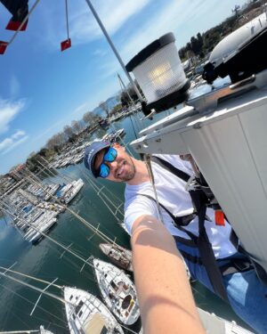 Serhan Onat Instagram - Hep gez hep keyif olmuyor :) Denizciliğin keyfi kadar zahmeti de var… Ama İstanbul’u böyle yaşamak diye bir gerçekte var… 💙⚓️⛵️
