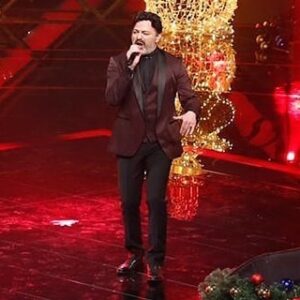 Serhat Kılıç Instagram - Aramıza mesafelerin girdiği kocaman bir yılı geride bıraktık. Ne sıkıca sarılabildik birbirimize, ne de maskesiz gülümseyebildik sevdiklerimizin yüzüne. Yine de sağlıklı kalarak mücadele etmenin her çaresini aradık. Sanırım artık daha iyi bir yılı hak ediyoruz. Hepinize sağlıklı, mutlu ve üretken bir yıl dilerim... Ne olursa olsun, her zaman her koşulda maskenizin ardında bile kalsa gülümseyin.
@osesturkiye @tv8 @giovanegentileofficial 
Teşekkürler🙏