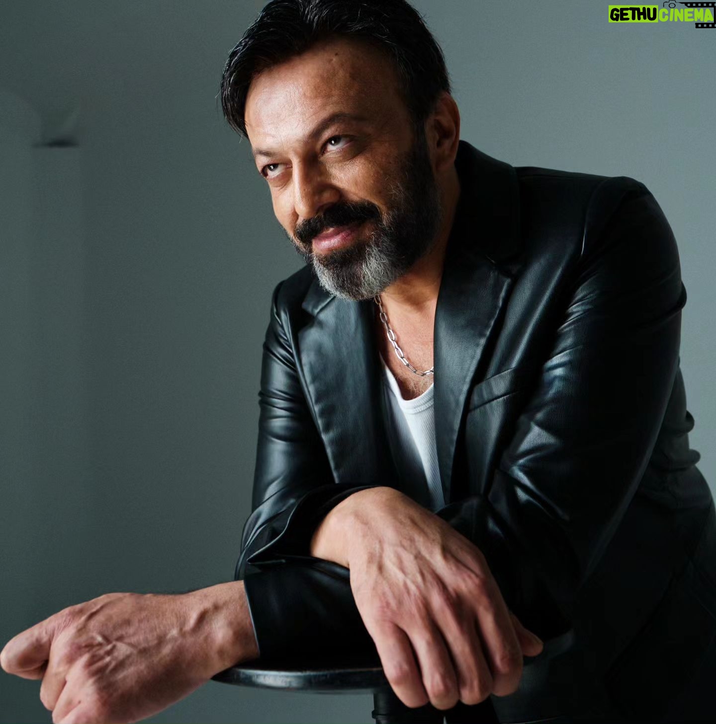 Serhat Kılıç - 15.6K Likes - Hepinize Bayram hediyem olsun…
Nefes almak bayramdır mesela; günün birinde soluksuz
kalınca anlar insan...
Görmenin nasıl bir bayram olduğunu karanlık öğretir;
sevmeninkini yalnızlık...
Sızlamayan her organ, hele de burun diregi bayramdır.
Bayramdır, elden ayaktan düşmemek, zihinden önce
bedeni kaybetmemek, kurda kuşa yem olmayıp "çok
şükür bugünü de gördük" diyebilmek...
Sevdiklerinle geçen her gün bayramdır.
Can Yücel