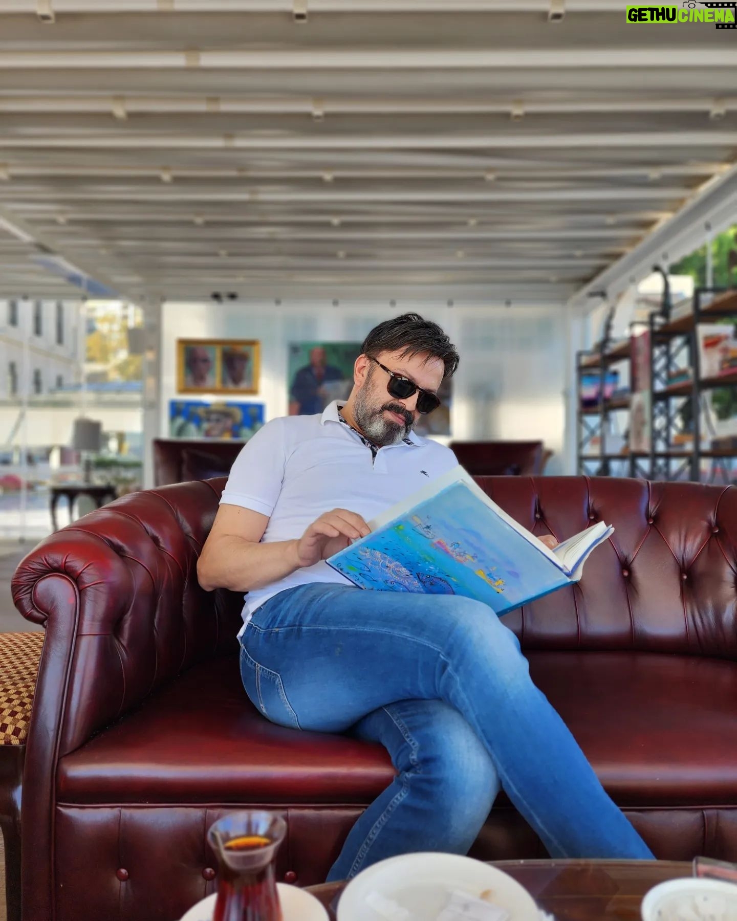 Serhat Kılıç - 24.3K Likes - Hala yaz...
Yaz geçer, iyi gelir kelimeler..