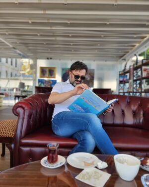 Serhat Kılıç Instagram - Hala yaz... 
Yaz geçer, iyi gelir kelimeler..