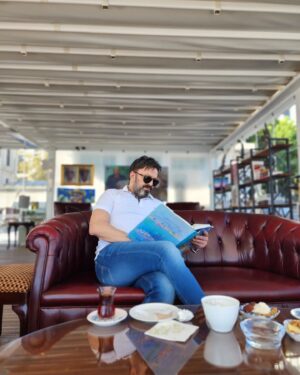 Serhat Kılıç Instagram - Hala yaz... 
Yaz geçer, iyi gelir kelimeler..