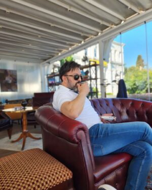 Serhat Kılıç Instagram - Hala yaz... 
Yaz geçer, iyi gelir kelimeler..