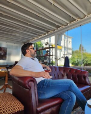 Serhat Kılıç Instagram - Hala yaz... 
Yaz geçer, iyi gelir kelimeler..
