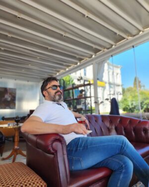 Serhat Kılıç Instagram - Hala yaz... 
Yaz geçer, iyi gelir kelimeler..