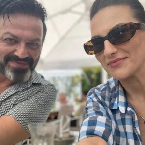 Serhat Kılıç Instagram - Selamsız saygısız yürüyelim sokakları
Belki bizimle ışıklanır bütün varoşlar
Geriye mapushaneler kalır, paslı soğuklar
Adını bilmediğimiz dostlar kalır yalnız
Yüreğimize alırız onları, ısıtırız
Gardiyan olamayız kendi ömrümüze her akşam

Gidersen kar yağar avuçlarıma
Bir ceylan sessizliği olur burada aşklar

Fiyakalı ışıklar yanıyor reklam panolarında
Durmadan çoğalıyor faili meçhul cinayetler
Ve ölü kuşlar satılıyor bütün çiçekçilerde
Menekşeler nergisler yerine kuş ölüleri
Bir su sesi bir fesleğen kokusu şimdi uzak
Yangınları anımsatıyor genç ölülere artık

Bulvar kahvelerinde arabesk bir duman
Sis ve intihar çöküyor bütün birahanelere
Bu kentin künyesi bellidir artık ve susuşun
İsyan olur milyon kere, hiç bilmez miyim
Sokul yanıma sen, ellerin sımsıcak kalsın
Devriyeler basıyor karartılmış evleri yine

Gidersen yıkılır bu kent kuşlar da ölür
Bir tufan olurum sustuğun her yerde

  Ahmet Telli