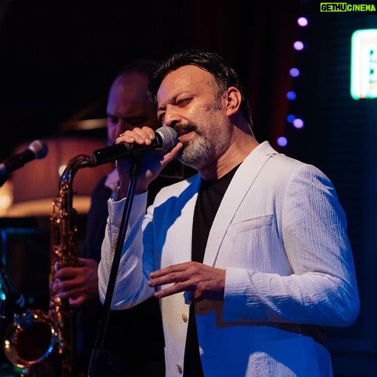 Serhat Kılıç - 7.9K Likes - YARIN GECE! CUMA 21.00'DE
"Istanbul beni dinliyor, gözlerim kapalı"
adlı çalışmamızla LA BOUCHERIE'deyizdir!
Ve bilinmelidir ki; her Cımaağ
'Musıkî Delisi' gecesidir📢🎵🎶
@laboucherieistanbul
@giovanegentileofficial
#cuma #friday #müzik #music #livemusic
#gösteri #performans #canlıperformans #yorum #gösteriyorum
#müziktoplumunhafızasıdır #albumyapmıyoruz #albümyaparsakalbümdensöylemekzorundakalırızdiyekorkuyoruz
#ceket #ceketim #serhatbeyinceketi
#birceketsevdim #giovanegentile