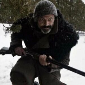 Serhat Kılıç Instagram - Mavzer, benim için önemli bir hikâye... 🐺

Üç yıl önce Niğde’de kalın bir kar örtüsüyle kaplı dağlara vahşi kurtlarla tırmanırken bütün zorlu çekim koşullarına rağmen tek motivasyonum, filmin hikayesiydi. 
Bir kurdun ailesini vurarak karşılığında mavzer edinmenin peşine düşen Veysi, kurdun mutlaka intikam almak için geri geleceği uyarılarına kulağını tıkamıştır adeta. Çünkü artık iyi bir mavzeri vardır. Korkacak bir şey yoktur. Oysa içindeki bunca hırsın ve öfkenin, kendine yönelttiği bir silah olduğunun farkında bile değildir.
Doğanın intikam gibi, savaş gibi kirli ve yıkıcı duyguları yoktur. İnsan kime her ne yapıyorsa onunla kendini sınıyordur sadece. Başkasına zarar verdiğini düşünerek kendi yıkımını hazırlıyordur. 
Bu çok önemli yüzleşmeyi bence bir kez daha gerçekleştirelim kendi içimizde. 
Filmde emeği geçen herkese, tek tek teşekkür ederim. 
Hepinizin yüreğine sağlık 🙏
Oyunculuk hayatım boyunca en büyük hayalim bir gün Game of Thrones dizisinin oyuncularıyla kamera karşısına geçmekti ki sonunda bu da oldu. 😉
Filmde rol alan kurtların, özellikle de Türkiye’ye gelişini iki yıl beklediğimiz dünya çapında şöhret sahibi kurt Nelson’un, Game of Thrones’taki yüksek performansından sonra benimle aynı filmde buluşmayı kabul etmesi ne büyük onur, anlatamam. 🙃
İnsanlarda bulamadığım sıcaklığı karların koynunda kurtlarda buldum diyebilirim. Anladım ki okul yıllarımda bana “Sahne hayvanı” lakabını takmaları da boşuna değilmiş. Sen nelere kadirsin hayat... Bütün imkânsızılar doğru zamanı gelince mümkün olabiliyormuş meğer. 🙃
Ayrıca gala gecesinde kurtlardan daha çekici görünebilmem için Giovane Gentile markasını seferber eden, elinden geleni ardına koymayan sevgili dostum Mehmet Besli'ye de teşekkür ederim. 
Iyi ki varsınız🤘
Filmi izleyerek daha da değerli kılacak olan sizler de öyle...
Keyifli seyirler📣