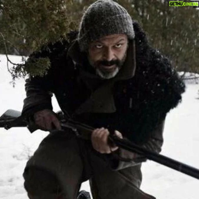 Serhat Kılıç - 8.1K Likes - Mavzer, benim için önemli bir hikâye... 🐺
Üç yıl önce Niğde’de kalın bir kar örtüsüyle kaplı dağlara vahşi kurtlarla tırmanırken bütün zorlu çekim koşullarına rağmen tek motivasyonum, filmin hikayesiydi.
Bir kurdun ailesini vurarak karşılığında mavzer edinmenin peşine düşen Veysi, kurdun mutlaka intikam almak için geri geleceği uyarılarına kulağını tıkamıştır adeta. Çünkü artık iyi bir mavzeri vardır. Korkacak bir şey yoktur. Oysa içindeki bunca hırsın ve öfkenin, kendine yönelttiği bir silah olduğunun farkında bile değildir.
Doğanın intikam gibi, savaş gibi kirli ve yıkıcı duyguları yoktur. İnsan kime her ne yapıyorsa onunla kendini sınıyordur sadece. Başkasına zarar verdiğini düşünerek kendi yıkımını hazırlıyordur.
Bu çok önemli yüzleşmeyi bence bir kez daha gerçekleştirelim kendi içimizde.
Filmde emeği geçen herkese, tek tek teşekkür ederim.
Hepinizin yüreğine sağlık 🙏
Oyunculuk hayatım boyunca en büyük hayalim bir gün Game of Thrones dizisinin oyuncularıyla kamera karşısına geçmekti ki sonunda bu da oldu. 😉
Filmde rol alan kurtların, özellikle de Türkiye’ye gelişini iki yıl beklediğimiz dünya çapında şöhret sahibi kurt Nelson’un, Game of Thrones’taki yüksek performansından sonra benimle aynı filmde buluşmayı kabul etmesi ne büyük onur, anlatamam. 🙃
İnsanlarda bulamadığım sıcaklığı karların koynunda kurtlarda buldum diyebilirim. Anladım ki okul yıllarımda bana “Sahne hayvanı” lakabını takmaları da boşuna değilmiş. Sen nelere kadirsin hayat... Bütün imkânsızılar doğru zamanı gelince mümkün olabiliyormuş meğer. 🙃
Ayrıca gala gecesinde kurtlardan daha çekici görünebilmem için Giovane Gentile markasını seferber eden, elinden geleni ardına koymayan sevgili dostum Mehmet Besli'ye de teşekkür ederim.
Iyi ki varsınız🤘
Filmi izleyerek daha da değerli kılacak olan sizler de öyle...
Keyifli seyirler📣