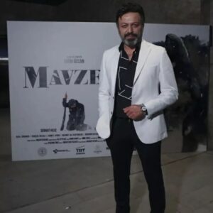 Serhat Kılıç Instagram - Mavzer, benim için önemli bir hikâye... 🐺

Üç yıl önce Niğde’de kalın bir kar örtüsüyle kaplı dağlara vahşi kurtlarla tırmanırken bütün zorlu çekim koşullarına rağmen tek motivasyonum, filmin hikayesiydi. 
Bir kurdun ailesini vurarak karşılığında mavzer edinmenin peşine düşen Veysi, kurdun mutlaka intikam almak için geri geleceği uyarılarına kulağını tıkamıştır adeta. Çünkü artık iyi bir mavzeri vardır. Korkacak bir şey yoktur. Oysa içindeki bunca hırsın ve öfkenin, kendine yönelttiği bir silah olduğunun farkında bile değildir.
Doğanın intikam gibi, savaş gibi kirli ve yıkıcı duyguları yoktur. İnsan kime her ne yapıyorsa onunla kendini sınıyordur sadece. Başkasına zarar verdiğini düşünerek kendi yıkımını hazırlıyordur. 
Bu çok önemli yüzleşmeyi bence bir kez daha gerçekleştirelim kendi içimizde. 
Filmde emeği geçen herkese, tek tek teşekkür ederim. 
Hepinizin yüreğine sağlık 🙏
Oyunculuk hayatım boyunca en büyük hayalim bir gün Game of Thrones dizisinin oyuncularıyla kamera karşısına geçmekti ki sonunda bu da oldu. 😉
Filmde rol alan kurtların, özellikle de Türkiye’ye gelişini iki yıl beklediğimiz dünya çapında şöhret sahibi kurt Nelson’un, Game of Thrones’taki yüksek performansından sonra benimle aynı filmde buluşmayı kabul etmesi ne büyük onur, anlatamam. 🙃
İnsanlarda bulamadığım sıcaklığı karların koynunda kurtlarda buldum diyebilirim. Anladım ki okul yıllarımda bana “Sahne hayvanı” lakabını takmaları da boşuna değilmiş. Sen nelere kadirsin hayat... Bütün imkânsızılar doğru zamanı gelince mümkün olabiliyormuş meğer. 🙃
Ayrıca gala gecesinde kurtlardan daha çekici görünebilmem için Giovane Gentile markasını seferber eden, elinden geleni ardına koymayan sevgili dostum Mehmet Besli'ye de teşekkür ederim. 
Iyi ki varsınız🤘
Filmi izleyerek daha da değerli kılacak olan sizler de öyle...
Keyifli seyirler📣