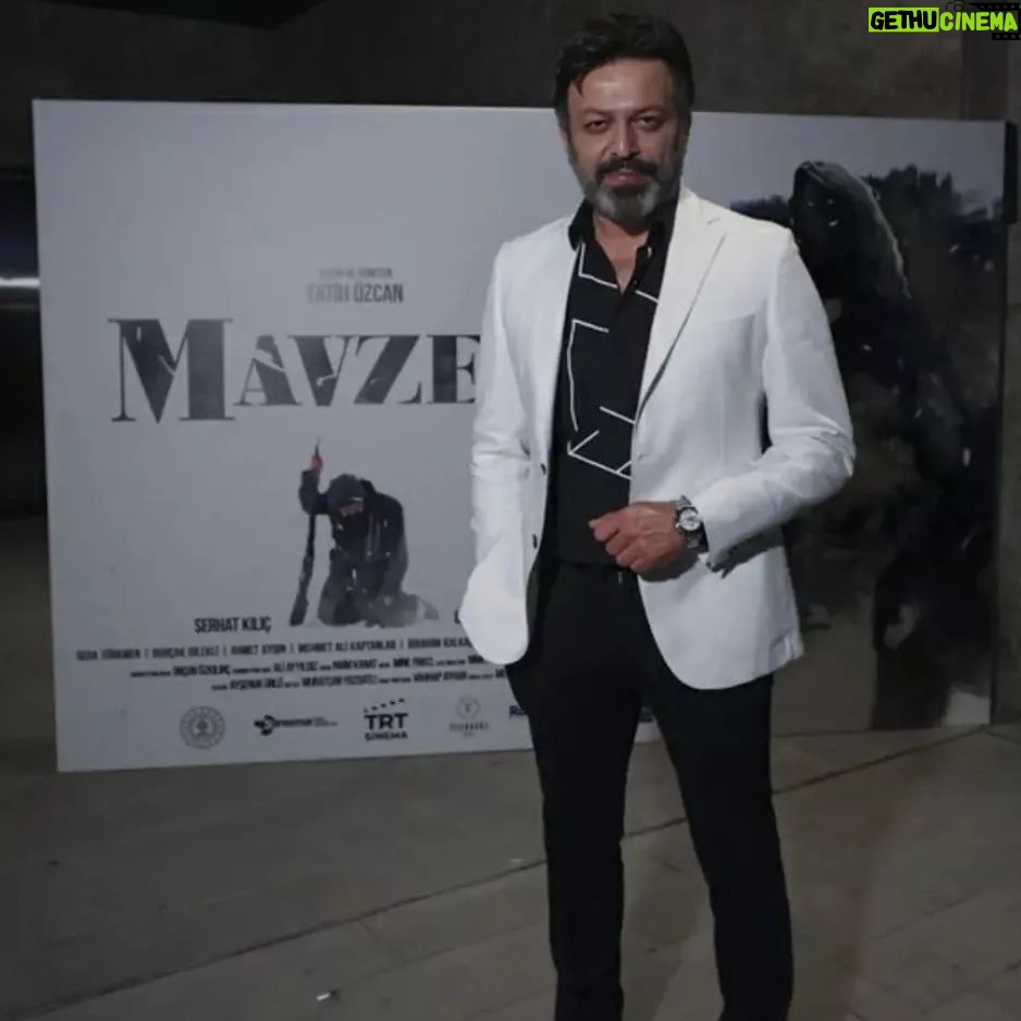 Serhat Kılıç - 8.1K Likes - Mavzer, benim için önemli bir hikâye... 🐺
Üç yıl önce Niğde’de kalın bir kar örtüsüyle kaplı dağlara vahşi kurtlarla tırmanırken bütün zorlu çekim koşullarına rağmen tek motivasyonum, filmin hikayesiydi.
Bir kurdun ailesini vurarak karşılığında mavzer edinmenin peşine düşen Veysi, kurdun mutlaka intikam almak için geri geleceği uyarılarına kulağını tıkamıştır adeta. Çünkü artık iyi bir mavzeri vardır. Korkacak bir şey yoktur. Oysa içindeki bunca hırsın ve öfkenin, kendine yönelttiği bir silah olduğunun farkında bile değildir.
Doğanın intikam gibi, savaş gibi kirli ve yıkıcı duyguları yoktur. İnsan kime her ne yapıyorsa onunla kendini sınıyordur sadece. Başkasına zarar verdiğini düşünerek kendi yıkımını hazırlıyordur.
Bu çok önemli yüzleşmeyi bence bir kez daha gerçekleştirelim kendi içimizde.
Filmde emeği geçen herkese, tek tek teşekkür ederim.
Hepinizin yüreğine sağlık 🙏
Oyunculuk hayatım boyunca en büyük hayalim bir gün Game of Thrones dizisinin oyuncularıyla kamera karşısına geçmekti ki sonunda bu da oldu. 😉
Filmde rol alan kurtların, özellikle de Türkiye’ye gelişini iki yıl beklediğimiz dünya çapında şöhret sahibi kurt Nelson’un, Game of Thrones’taki yüksek performansından sonra benimle aynı filmde buluşmayı kabul etmesi ne büyük onur, anlatamam. 🙃
İnsanlarda bulamadığım sıcaklığı karların koynunda kurtlarda buldum diyebilirim. Anladım ki okul yıllarımda bana “Sahne hayvanı” lakabını takmaları da boşuna değilmiş. Sen nelere kadirsin hayat... Bütün imkânsızılar doğru zamanı gelince mümkün olabiliyormuş meğer. 🙃
Ayrıca gala gecesinde kurtlardan daha çekici görünebilmem için Giovane Gentile markasını seferber eden, elinden geleni ardına koymayan sevgili dostum Mehmet Besli'ye de teşekkür ederim.
Iyi ki varsınız🤘
Filmi izleyerek daha da değerli kılacak olan sizler de öyle...
Keyifli seyirler📣