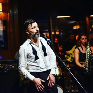 Serhat Kılıç Instagram - TAM 3 SAAT 3 DAKIKA SONRA! GABBRO'DAYIZ! GABBRO MAÇKA
Her Cumartesi 22.30 da Gabbro dayız!! #cumartesi #gabbromaçka #swissotel #istanbul #gece #müzik #konser #eğlence #haftasonugecesi #serhatkılıç #rock #jazz #pop #vedahabirsürü #albumyapmıyoruz #sonralbümdensöylemekzorundakalırızdiyekorkuyoruz #cumartesibekliyoruz