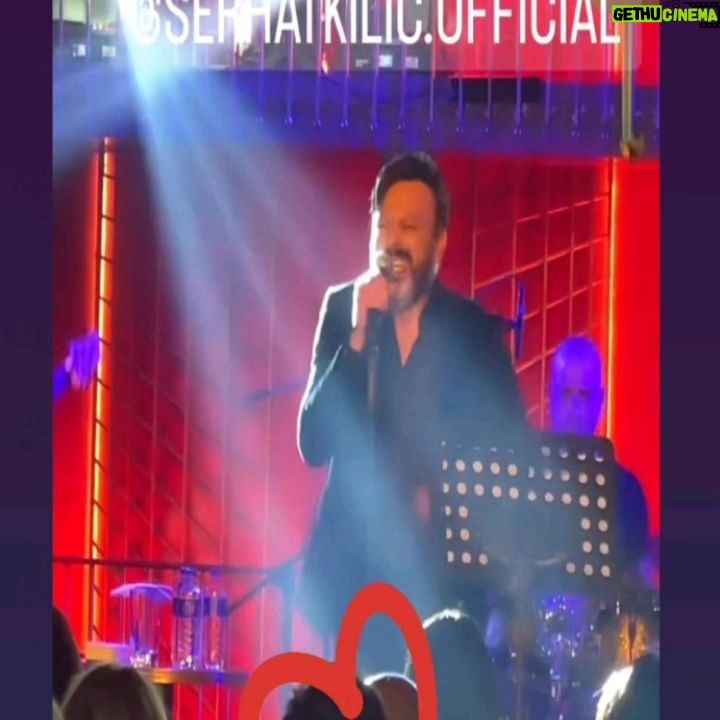 Serhat Kılıç - 9.2K Likes - Hadi unut unutabilirsen!
Akıllardan silinmeyecek bir Müzikoman gecesi yaşadık yine.
Sadece o gece orada bulunan izleyiciyle aramızda geçen, başkalarına aktarması pek de mümkün olmayan Saçmalıklar Çağı, konuştuğumuz konularla ve söylediğimiz şarkılarla her geçen gün daha da büyüyerek, gelişerek, zenginleşerek taşınıyor sahneye.
Mizah toleransı yüksek, müziğe yaklaşımı çok yönlü, yeniliğe açık, özel bir izleyicimiz var bizim...
Katılımıyla geceyi değerli kılan sevgili izleyicime, Müzikoman projesinin fitilini ateşleyen @okanbayulgen 'e misafirperverliğiyle @dadasalonkabarett ekibine sonsuz teşekkürler... 🙏🙏🙏
2 Haziran’da yine Dada’da, yine başka bir hikayeyle ve yine o gecenin izleyicisine özel içeriğiyle yeniden buluşalım…
@dadasalonkabarett
@okanbayulgen
@talentco.tr
@aycacinkitaskardes
@aslikarabuluts
