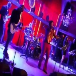 Serhat Kılıç Instagram - Hadi unut unutabilirsen! 
Akıllardan silinmeyecek bir Müzikoman gecesi yaşadık yine. 
Sadece o gece orada bulunan izleyiciyle aramızda geçen, başkalarına aktarması pek de mümkün olmayan Saçmalıklar Çağı, konuştuğumuz konularla ve söylediğimiz şarkılarla her geçen gün daha da büyüyerek, gelişerek, zenginleşerek taşınıyor sahneye. 
Mizah toleransı yüksek, müziğe yaklaşımı çok yönlü, yeniliğe açık, özel bir izleyicimiz var bizim... 
Katılımıyla geceyi değerli kılan sevgili izleyicime, Müzikoman projesinin fitilini ateşleyen @okanbayulgen 'e misafirperverliğiyle @dadasalonkabarett ekibine sonsuz teşekkürler... 🙏🙏🙏
2 Haziran’da yine Dada’da, yine başka bir hikayeyle ve yine o gecenin izleyicisine özel içeriğiyle yeniden buluşalım…
@dadasalonkabarett 
@okanbayulgen 
@talentco.tr 
@aycacinkitaskardes 
@aslikarabuluts
