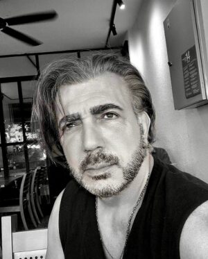 Serhat Midyat Instagram - Berberim bile saçımı kestirmiyor?? Kestirmesem mi?