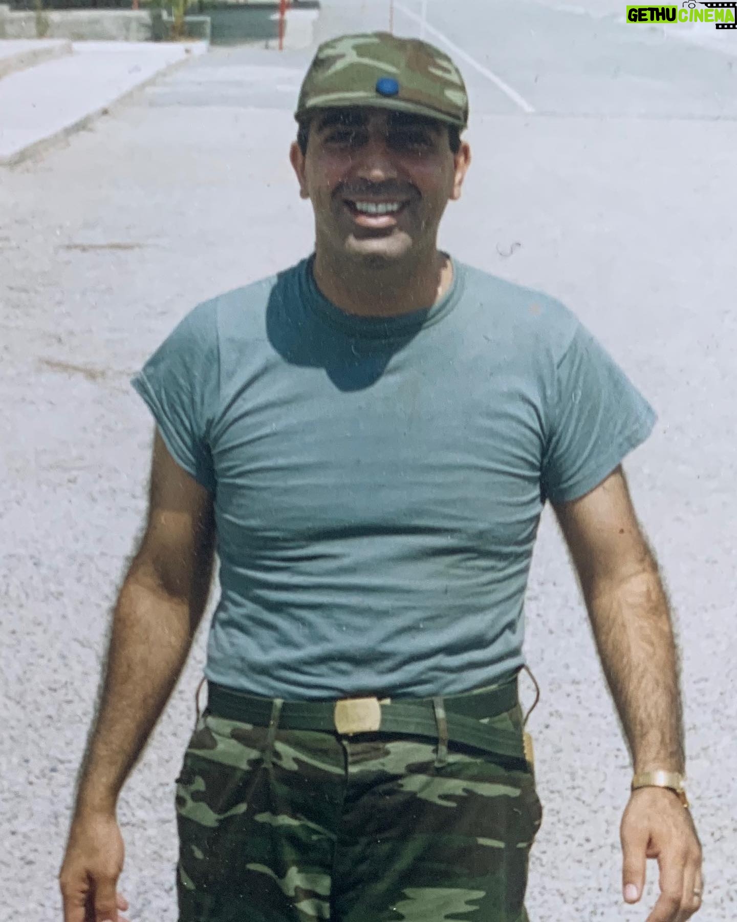 Serhat Midyat - 554 Likes - Bak ben Kürt oğlu Kürt üm. Ve istesem askerliğimi paralı yapma hakkım vardı (Amerika vatandaşıyım). Ben aslanlar gibi gelip askerliğimi tam yaptım (3 aylık bebeğimi evde bırakıp). Hani şu asker tabutu görmeye meraklı (ve oğulları askerliklerini paralı yapmış olanlar) kendisine milliyetçi diyenler var ya.. bilmem belki utanırlar diye yine koydum buraya bu resmi..